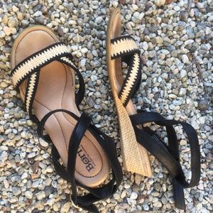 Børn “Cascade" Low Heel Wedge Leather Sandals 6M